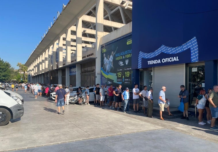 Se reanuda la venta de entradas para el Málaga-Betis con grandes colas en La Rosaleda